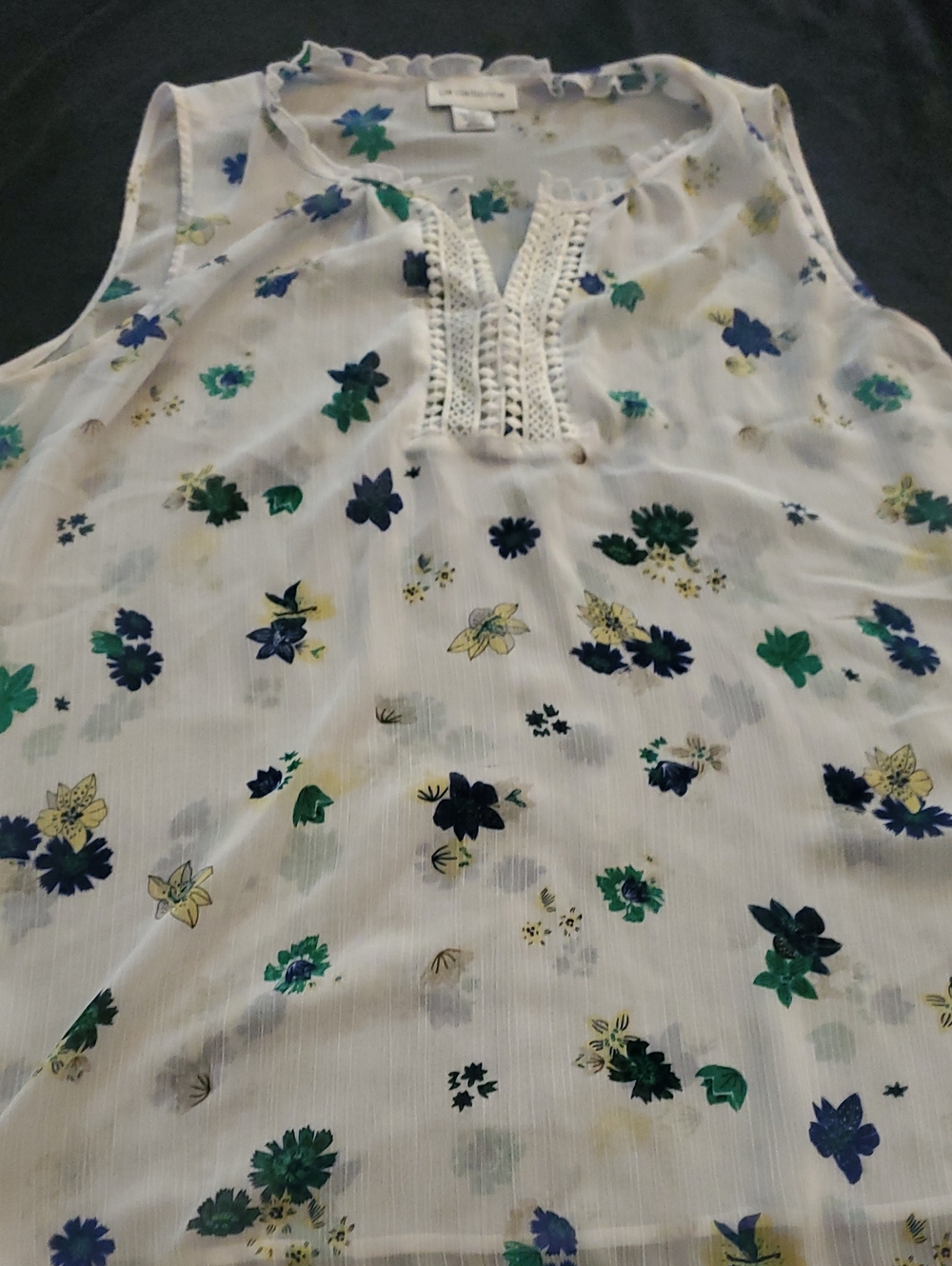 Liz Claiborne White Sleeveless Floral Print Top